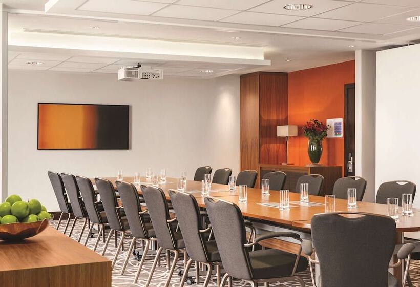 Отель Hilton London Wembley