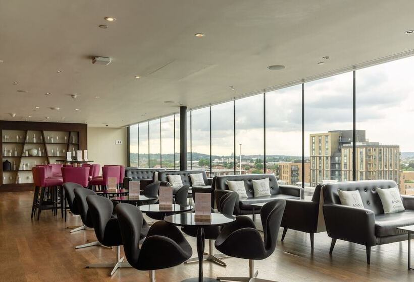 Отель Hilton London Wembley