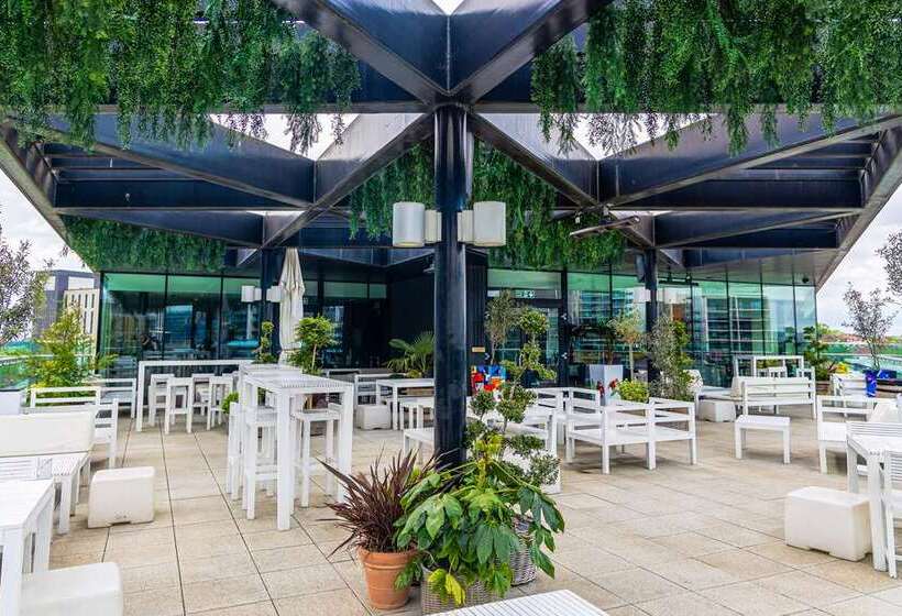 Отель Hilton London Wembley