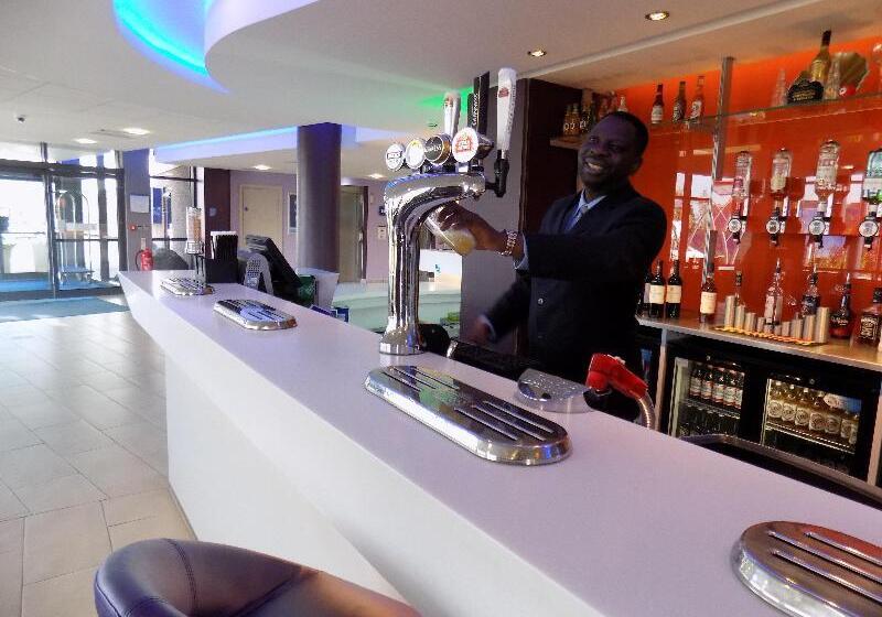 Отель Holiday Inn Express Dunstable By Ihg