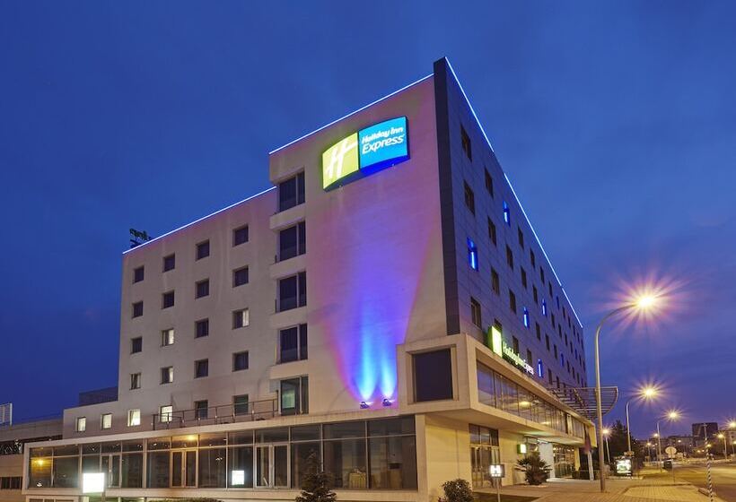 هتل Holiday Inn Express Lisbon Alfragide, An Ihg