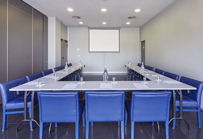 هتل Holiday Inn Express Lisbon Alfragide, An Ihg