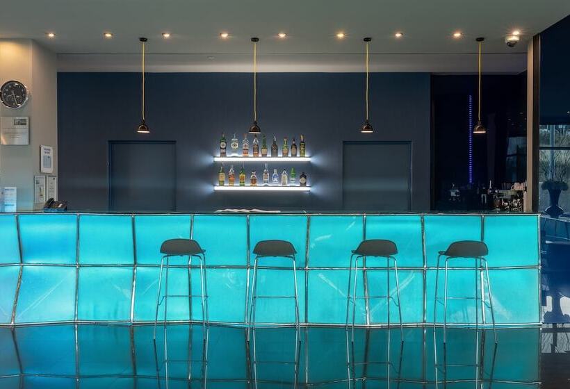 هتل Holiday Inn Express Lisbon Alfragide, An Ihg
