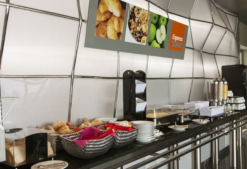 هتل Holiday Inn Express Lisbon Alfragide, An Ihg