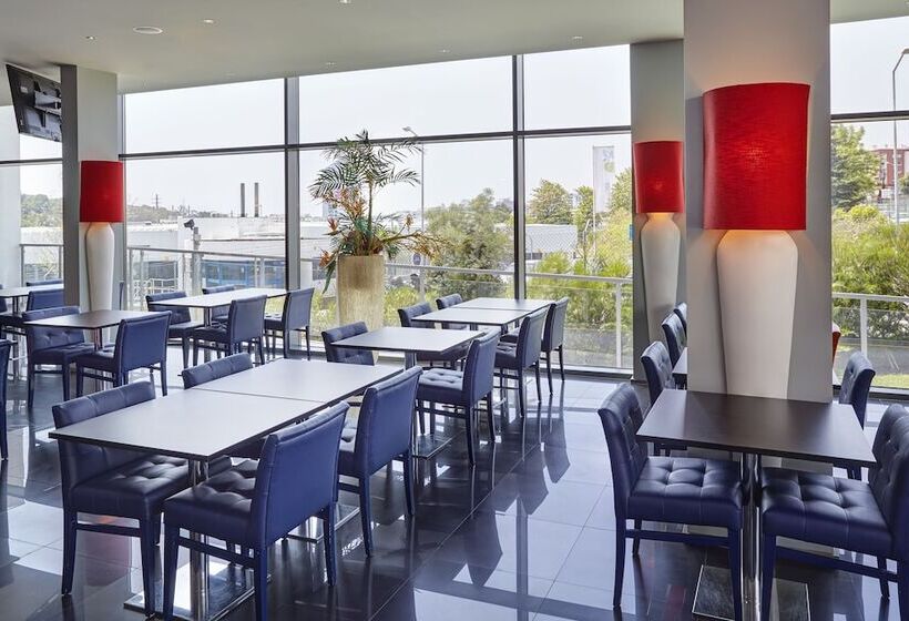 هتل Holiday Inn Express Lisbon Alfragide, An Ihg