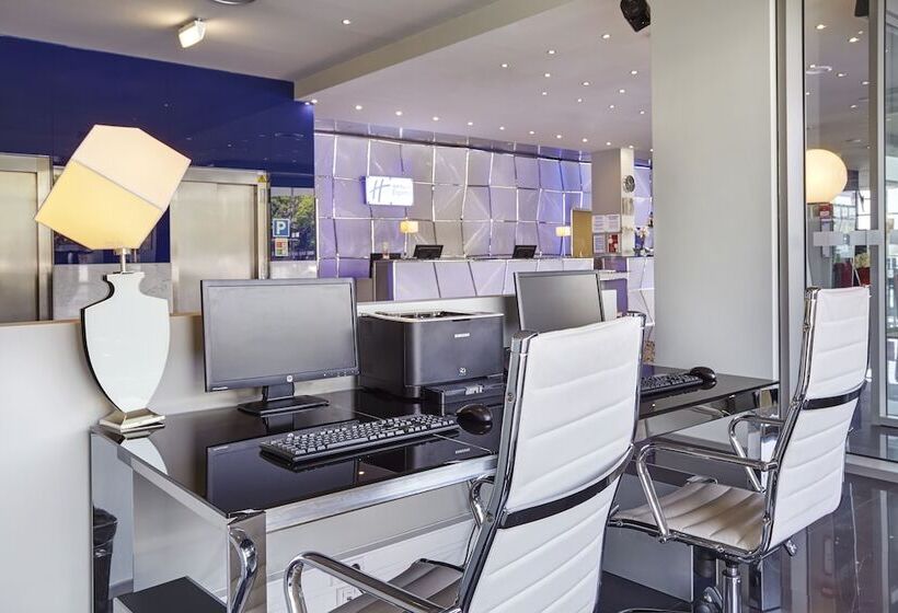 هتل Holiday Inn Express Lisbon Alfragide, An Ihg