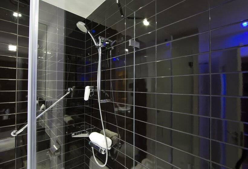 هتل Holiday Inn Express Lisbon Alfragide, An Ihg