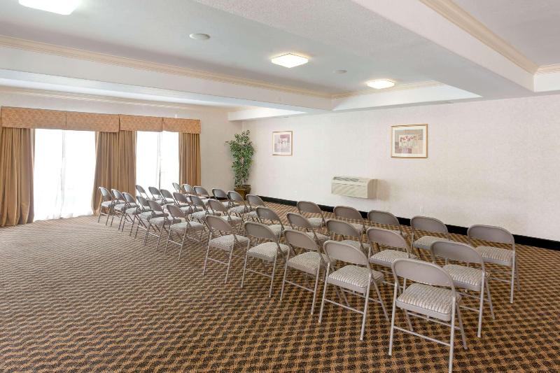 Howard Johnson Hotel & Suites By Wyndham Pico Rivera