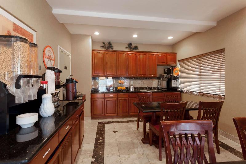 Howard Johnson Hotel & Suites By Wyndham Pico Rivera