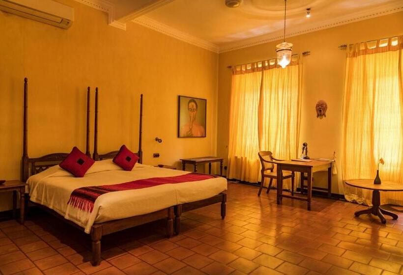 Отель Old Harbour