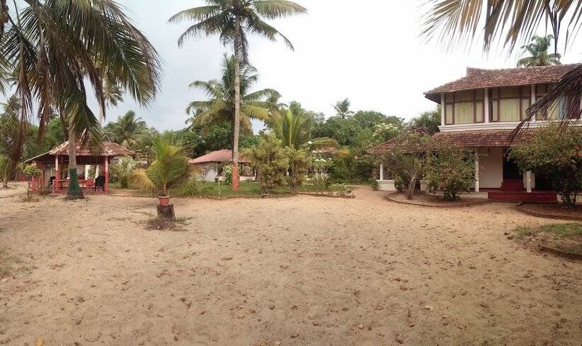 Отель Pozhiyoram Beach Resort