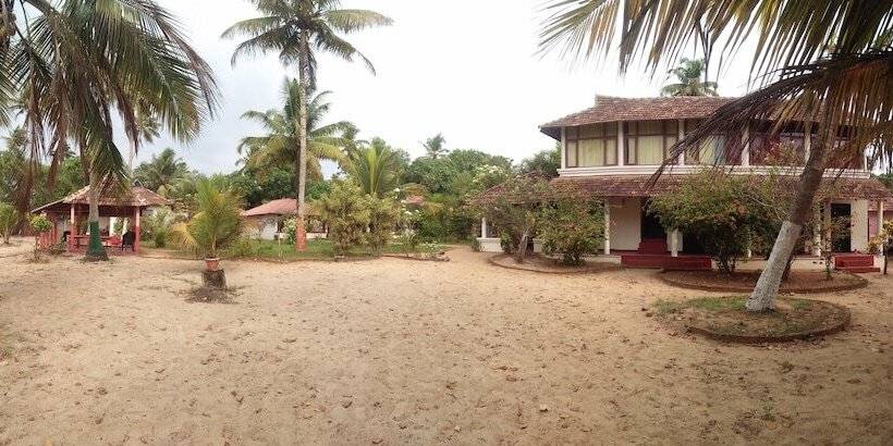 Отель Pozhiyoram Beach Resort