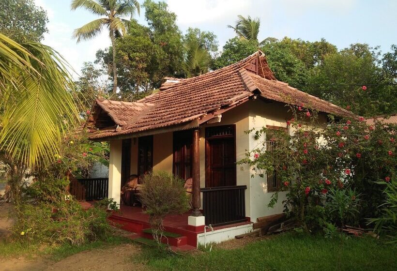 Отель Pozhiyoram Beach Resort