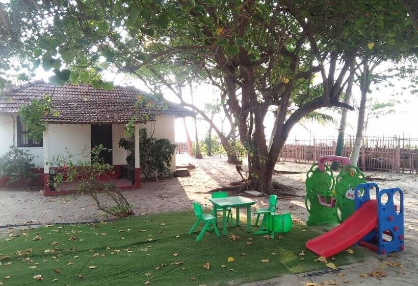 Отель Pozhiyoram Beach Resort