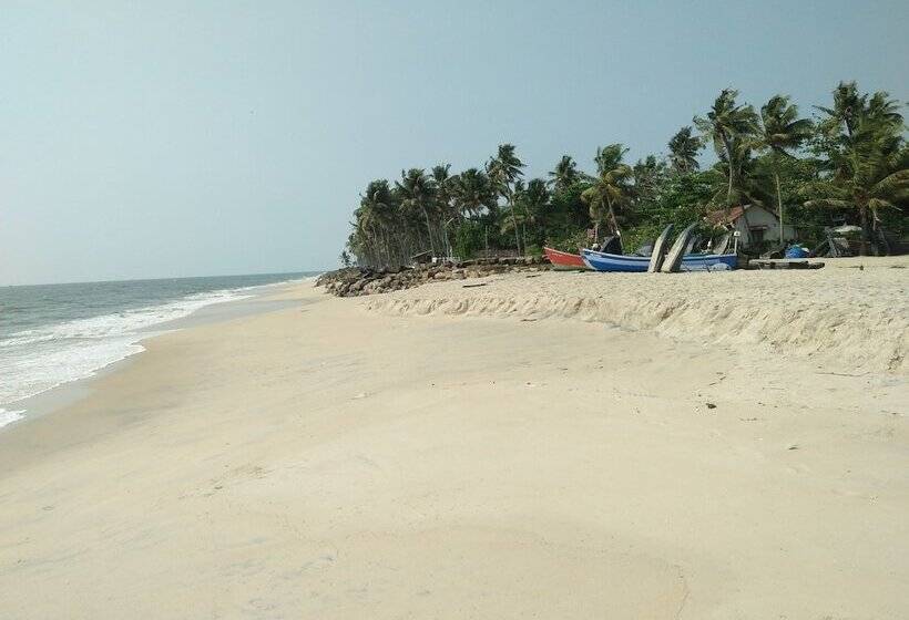 Отель Pozhiyoram Beach Resort