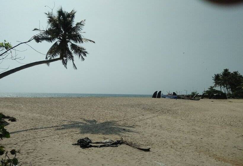 Отель Pozhiyoram Beach Resort