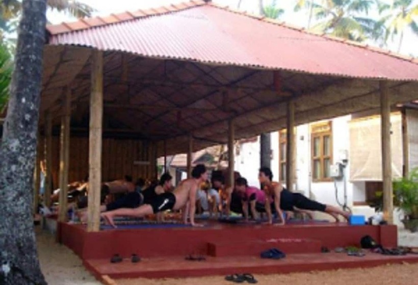 Отель Pozhiyoram Beach Resort