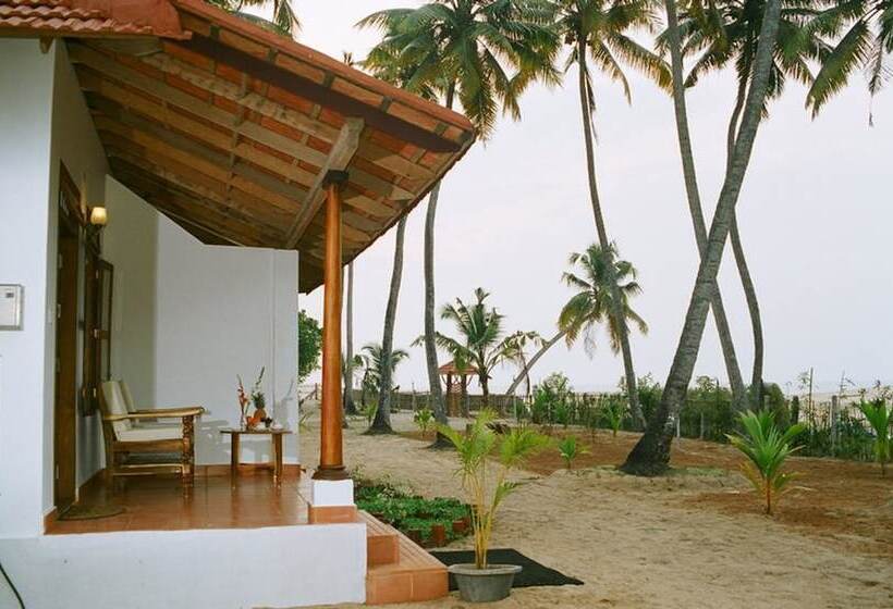 Отель Pozhiyoram Beach Resort