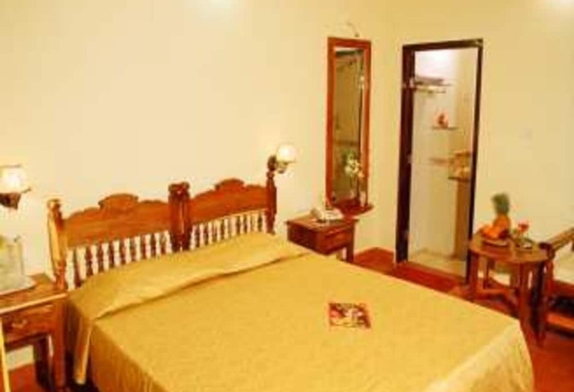 Отель Pozhiyoram Beach Resort