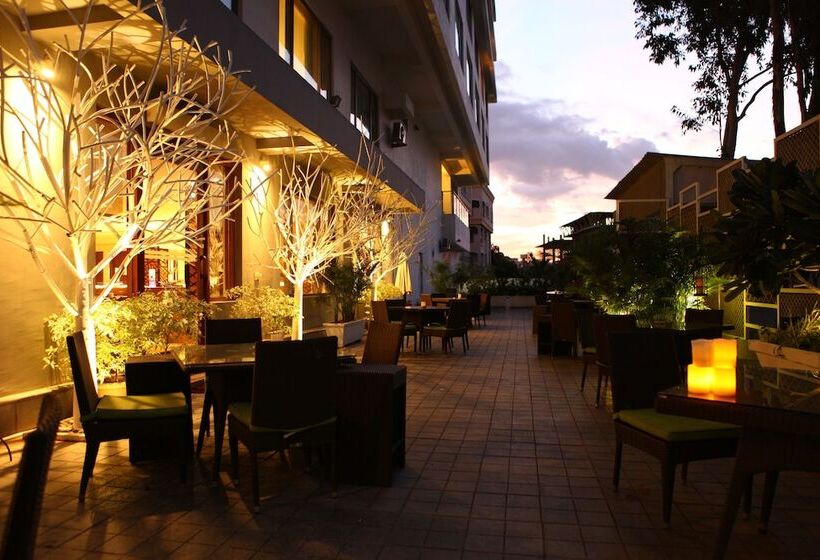 Radisson Blu Plaza Hotel Hyderabad Banjara Hills