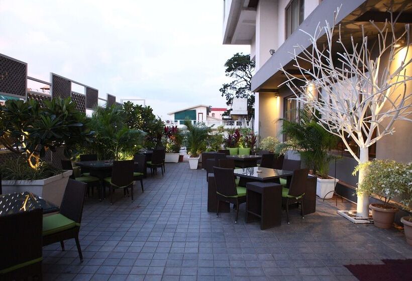 Radisson Blu Plaza Hotel Hyderabad Banjara Hills