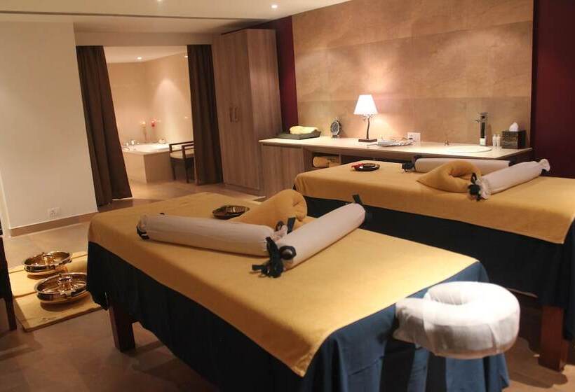 Radisson Blu Plaza Hotel Hyderabad Banjara Hills