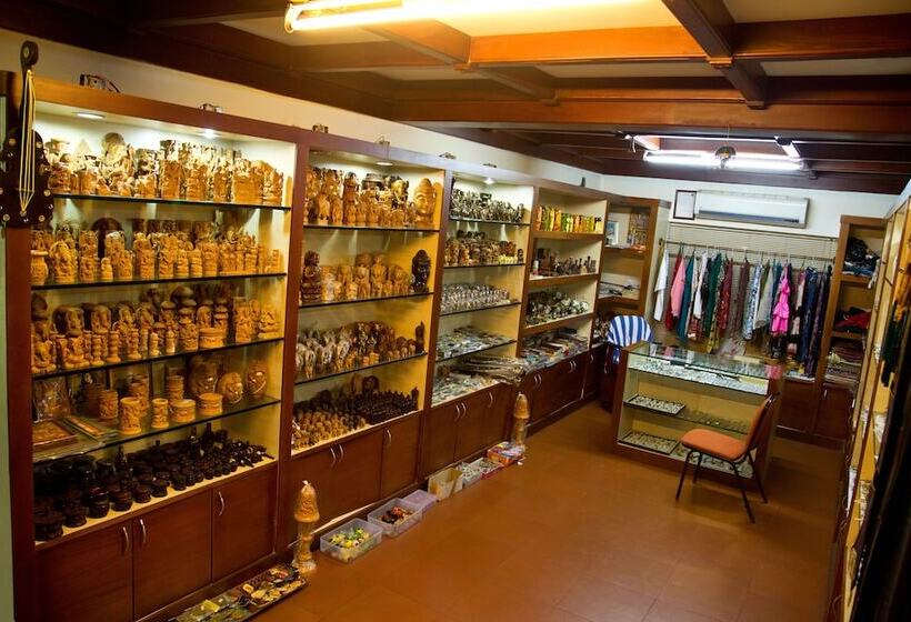 فندق Sterling Lake Palace Alleppey