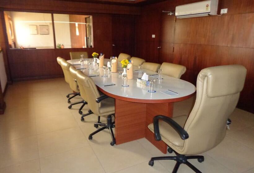 فندق Sterling Lake Palace Alleppey