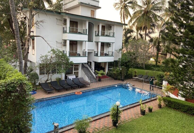 Отель Summerville Beach Resort