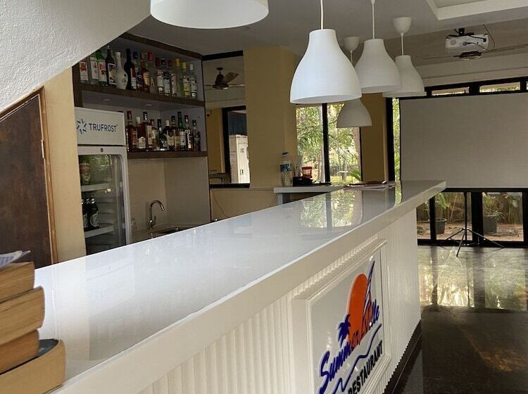 Отель Summerville Beach Resort