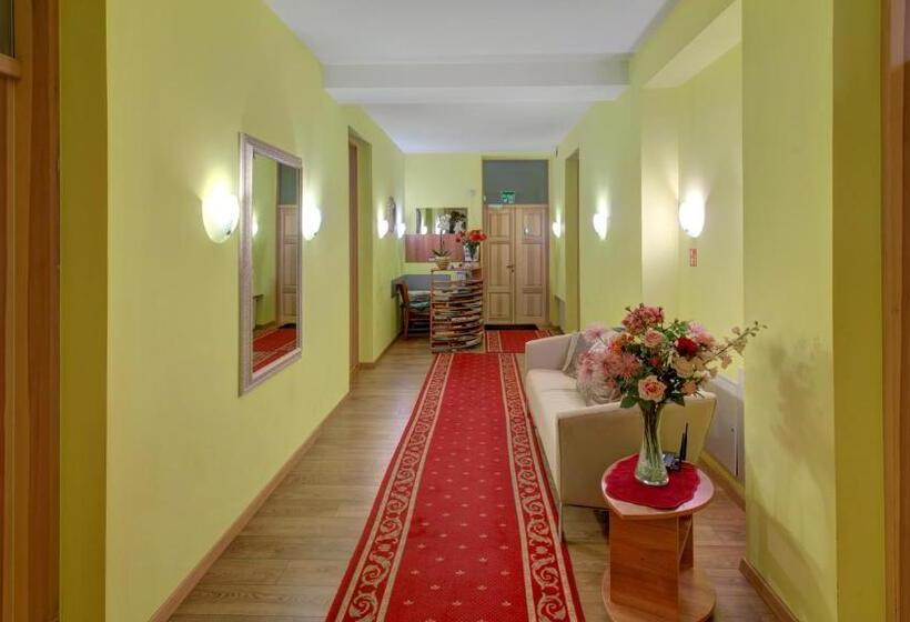 تختخواب و صبحانه In Astra