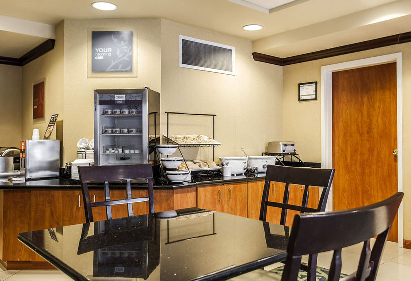 בית מלון כפרי Comfort Inn Kansas City Airport