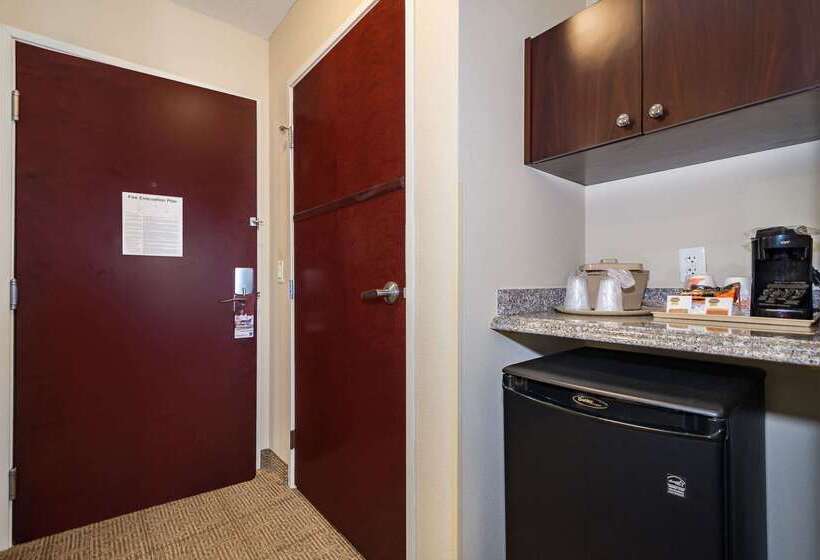 فندق Comfort Inn & Suites Maingate South