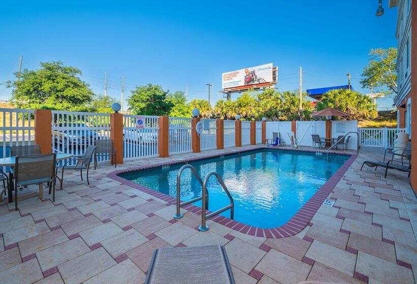 فندق Comfort Inn & Suites Maingate South