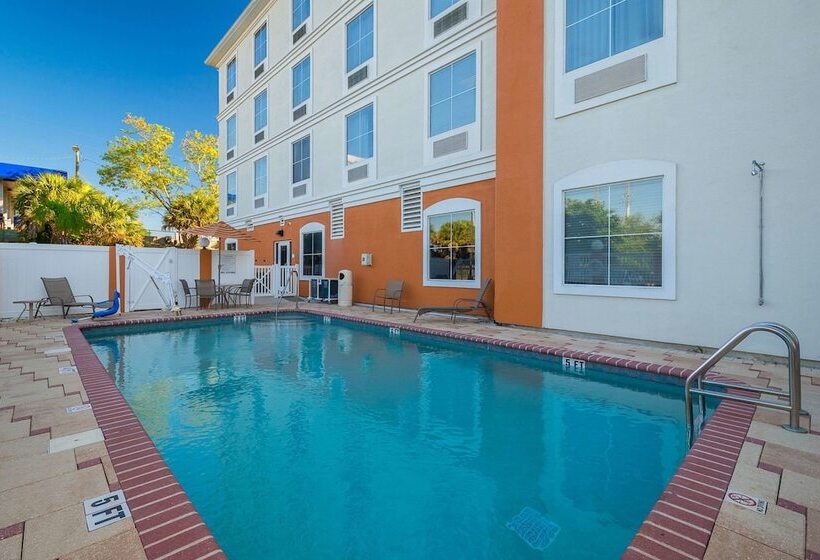 فندق Comfort Inn & Suites Maingate South