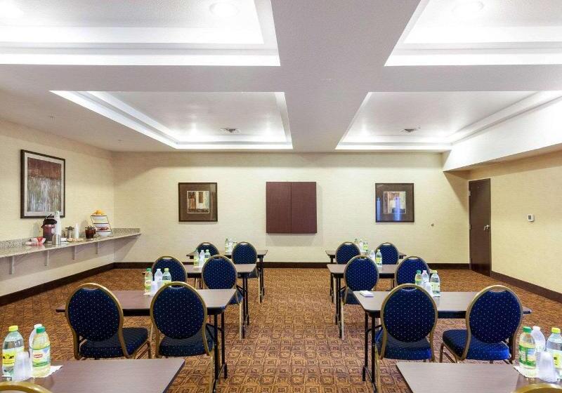 בית מלון כפרי Comfort Inn & Suites Regional Medical Center