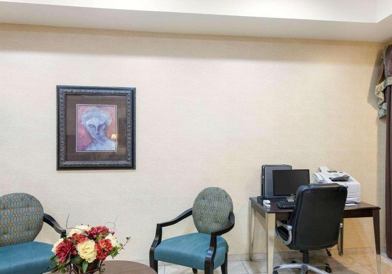 בית מלון כפרי Comfort Inn & Suites Regional Medical Center