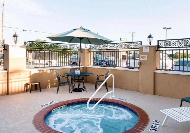 בית מלון כפרי Comfort Inn & Suites Regional Medical Center