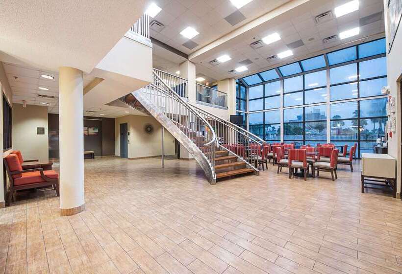 فندق Comfort Suites Beachside