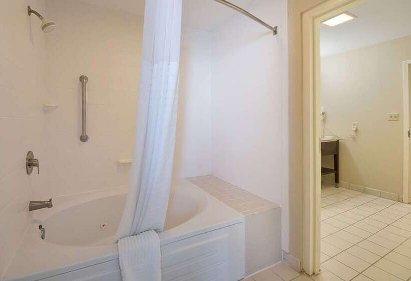 فندق Comfort Suites Beachside