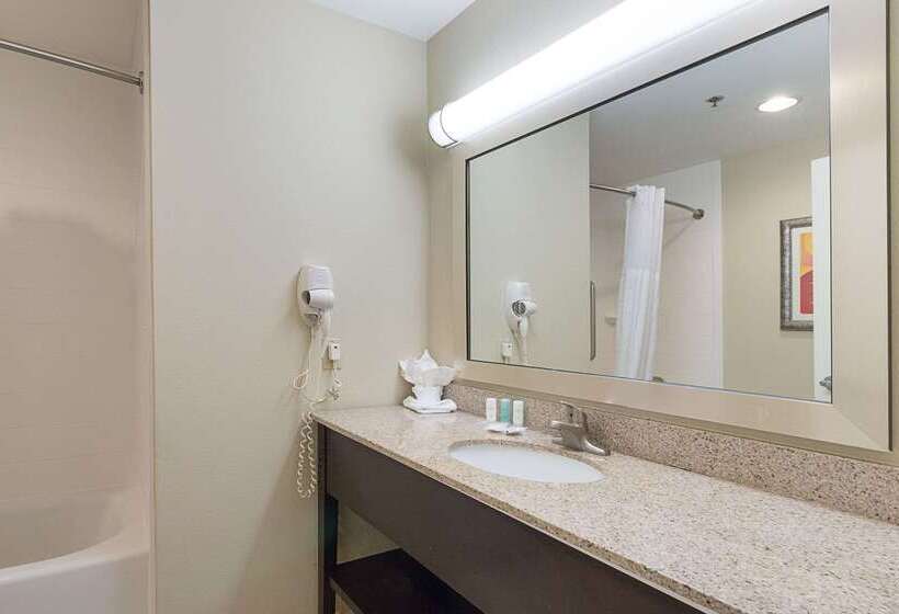 فندق Comfort Suites Beachside