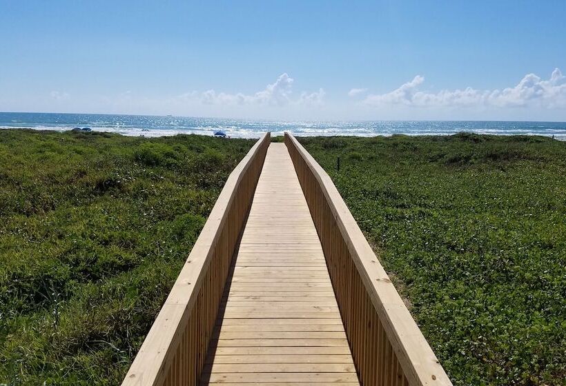 בית מלון כפרי Comfort Suites Beachside