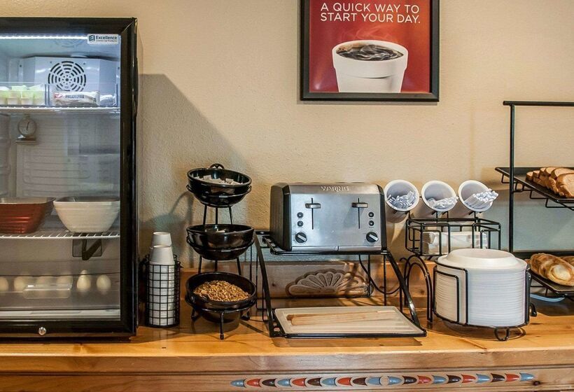 Отель Econo Lodge Inn & Suites