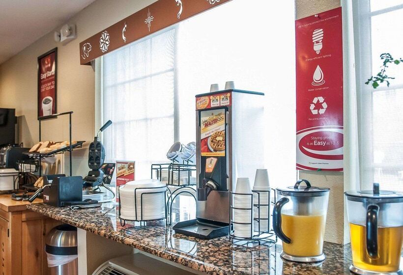 Отель Econo Lodge Inn & Suites