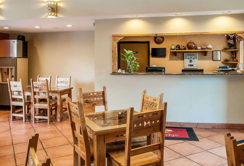 Отель Econo Lodge Inn & Suites