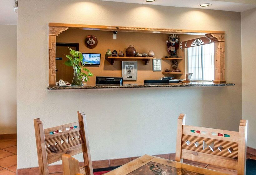 Отель Econo Lodge Inn & Suites