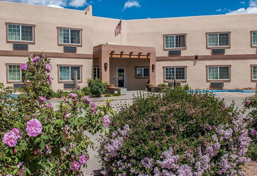 Отель Econo Lodge Inn & Suites