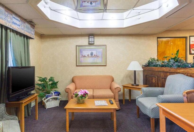 فندق Econo Lodge & Suites Clarksville