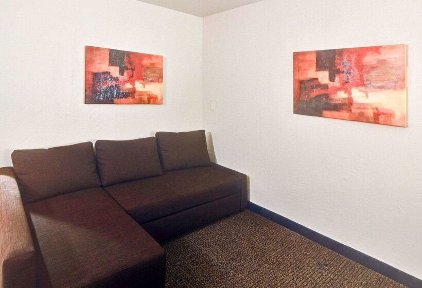 Отель Rodeway Inn & Suites Lewisville I 35