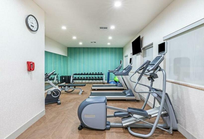 فندق Holiday Inn Express And Suites Pryor, An Ihg